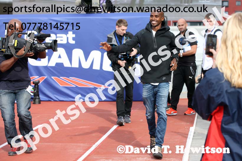 Mo Farah introduced to the crowd at the Great North CityGames. Photos: David T. Hewitson/Sports for All Pics